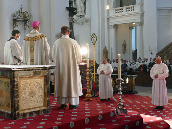 Diakonenweihe im Fuldaer Dom (Foto: Karl-Franz Thiede)